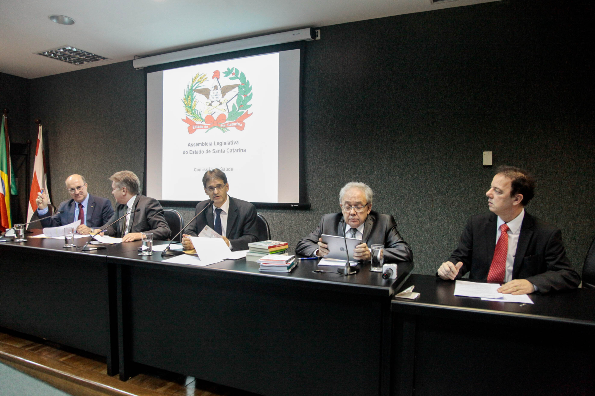 Deputados criticam falta de repasses para a Saúde