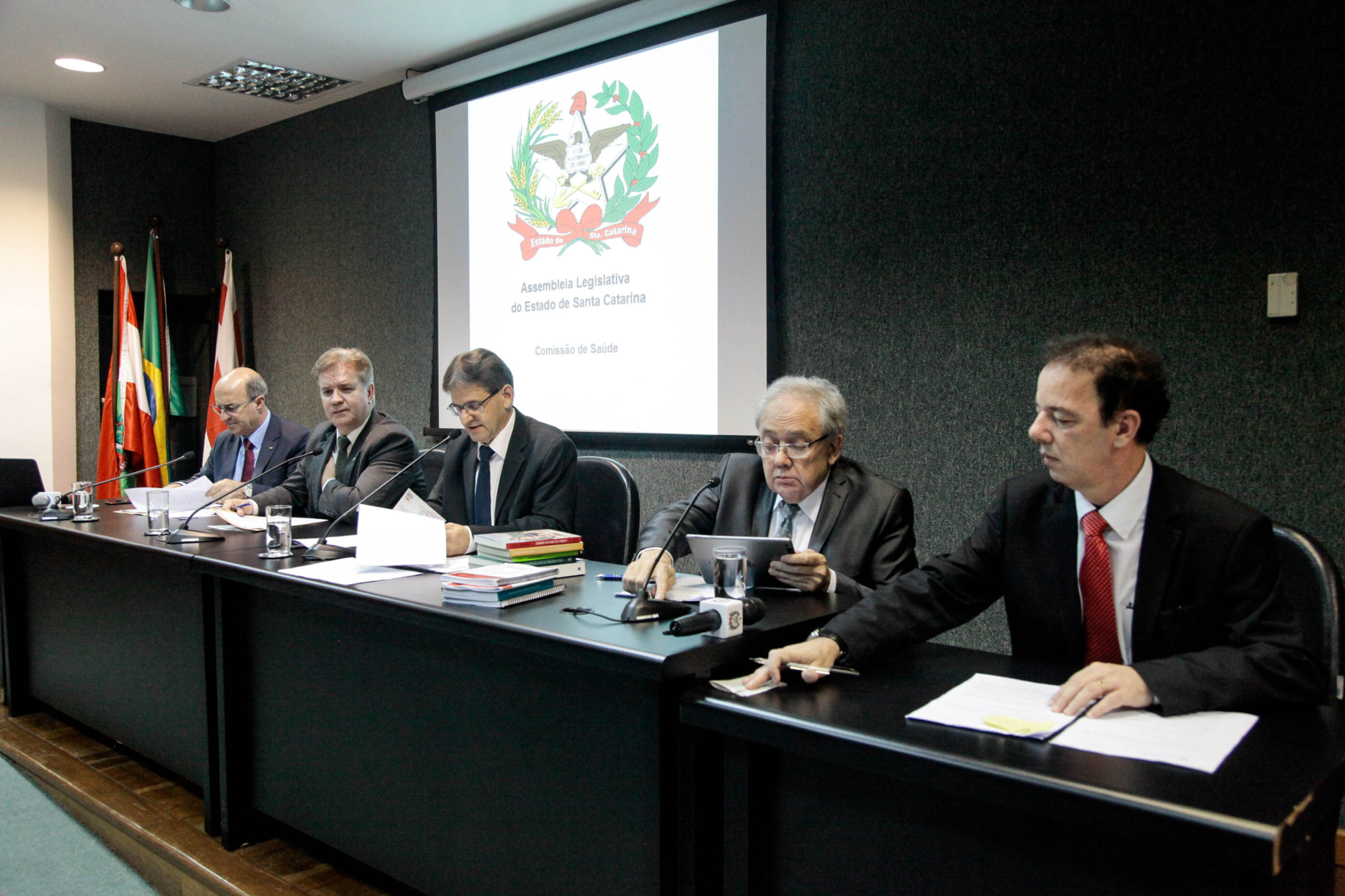 Comissão aprova audiência sobre HIV e discute falta de recursos para a saúde