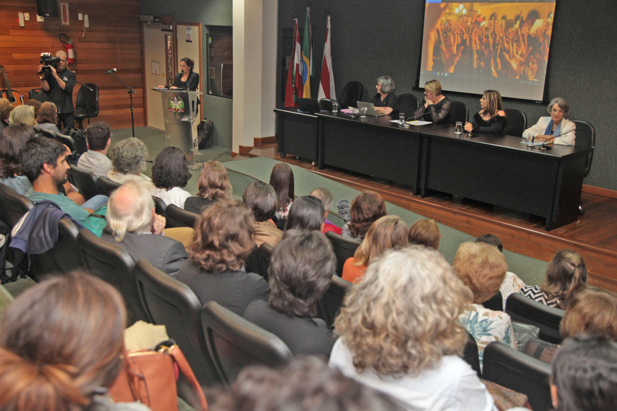 Instituto de Estudos de Gênero da UFSC recebe homenagem na Alesc