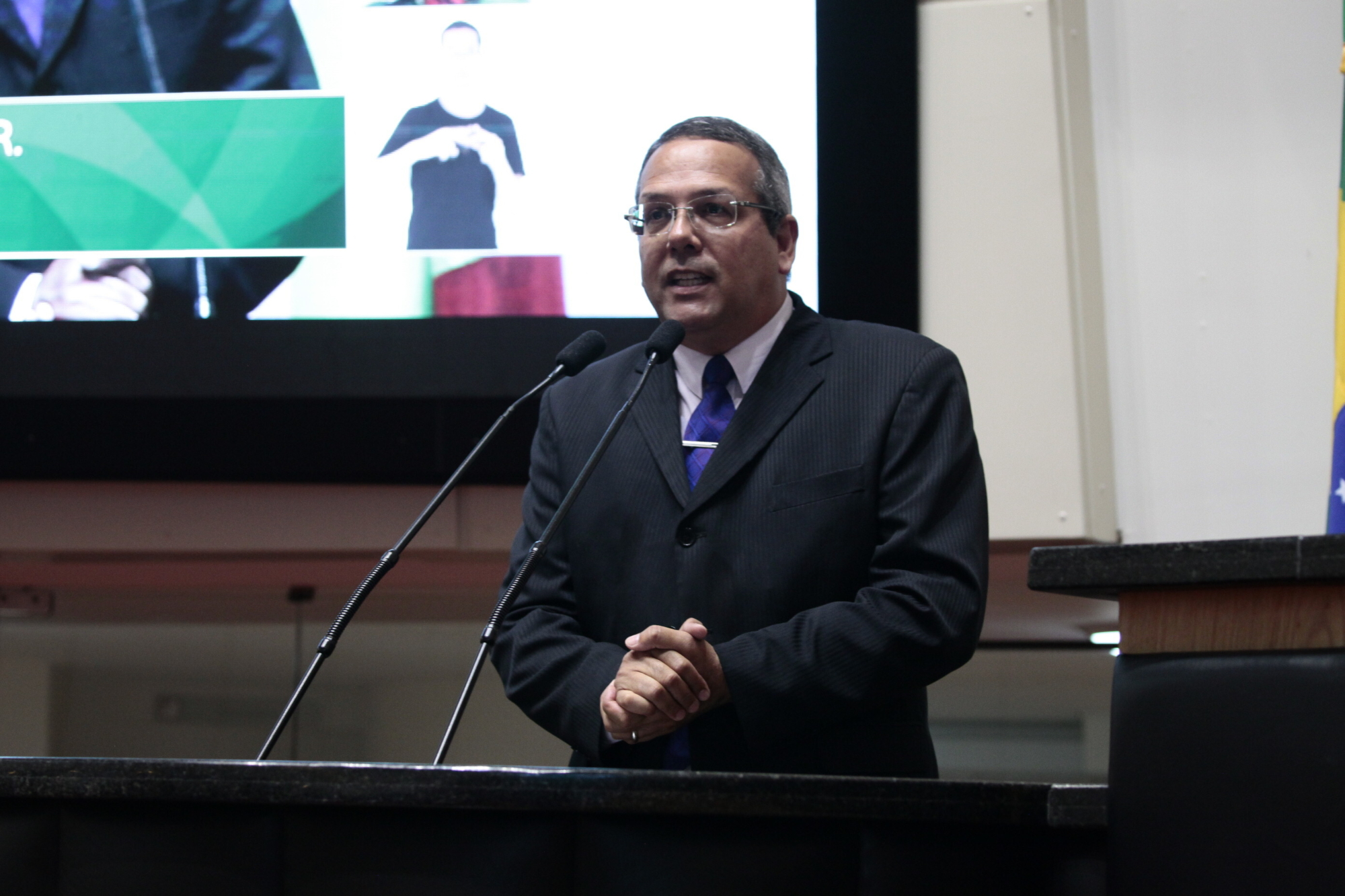 Biografia sobre ex-jogador Albeneir é lançada no plenário da Alesc