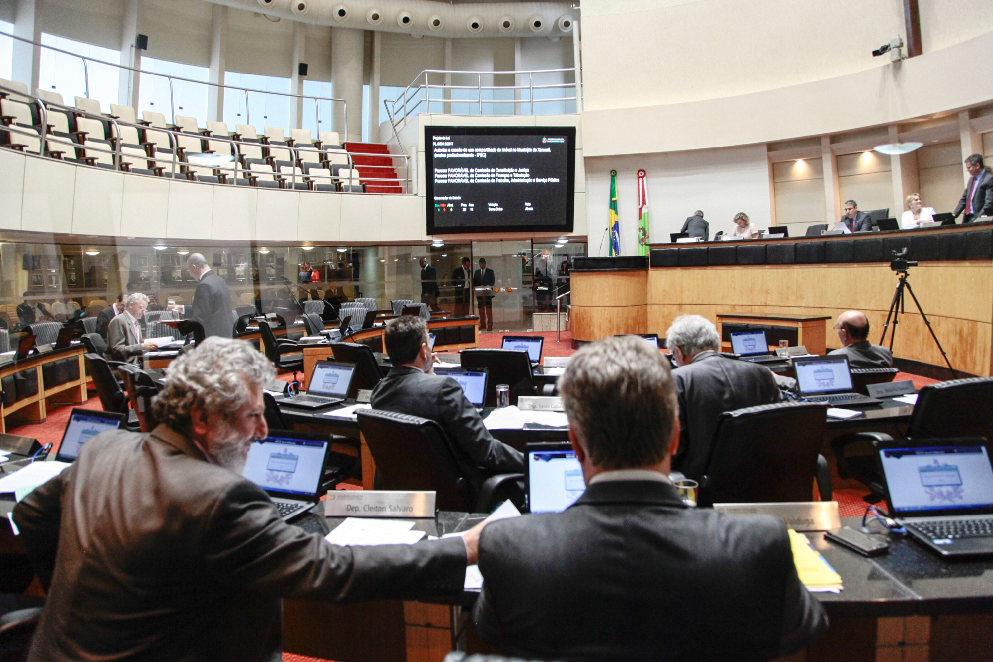 Deputados debatem inclusão do feminicídio nos BOs e a falta de recursos para a saúde