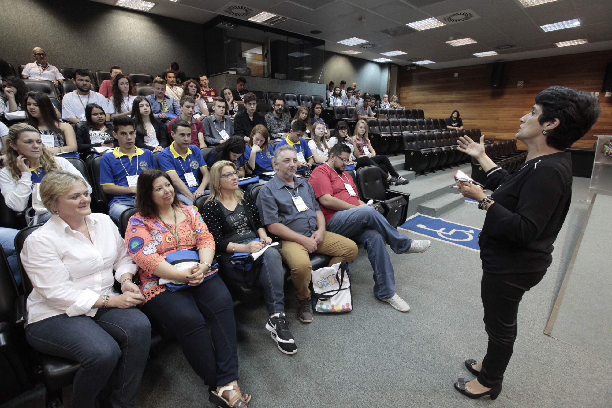 Jovens parlamentares debatem sobre a presença da mulher na política