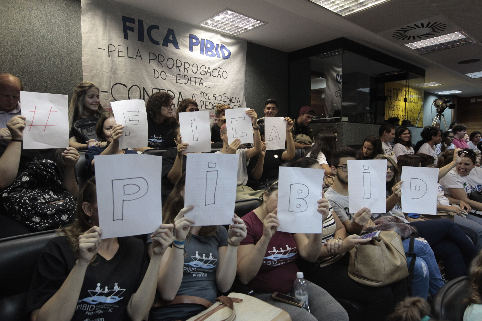Estudantes e professores pedem manutenção de bolsas de iniciação à docência