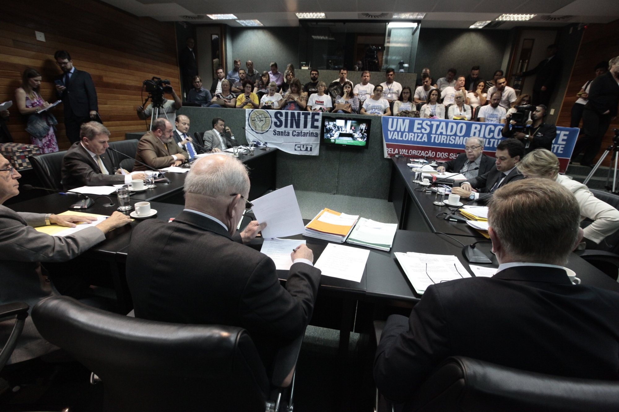 Comissão de Finanças aprova Orçamento de 2018 com 1.432 mil emendas