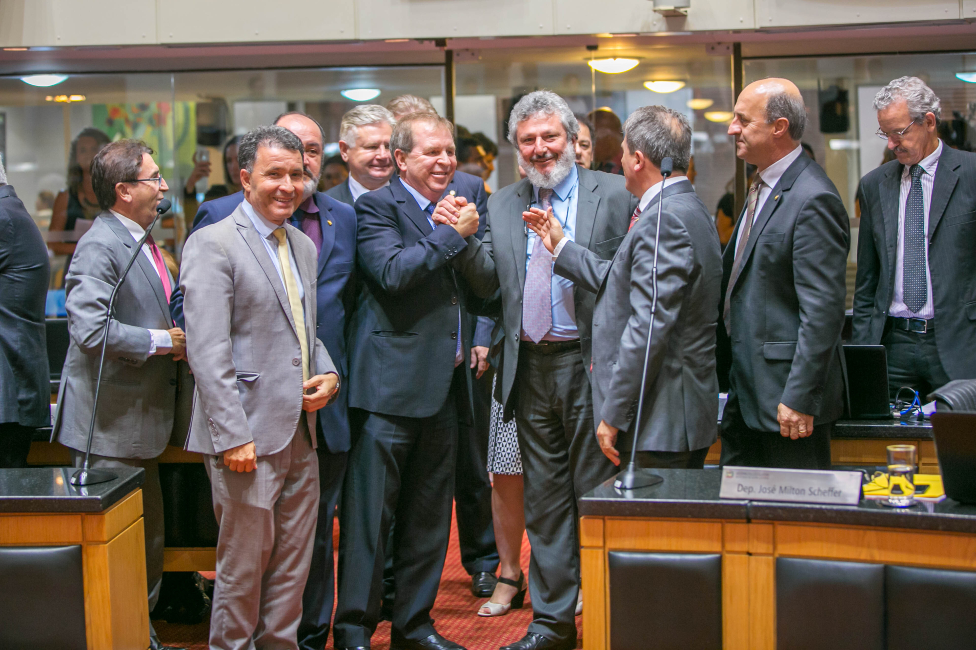 Por unanimidade, Alesc acaba com aposentadoria dos ex-governadores