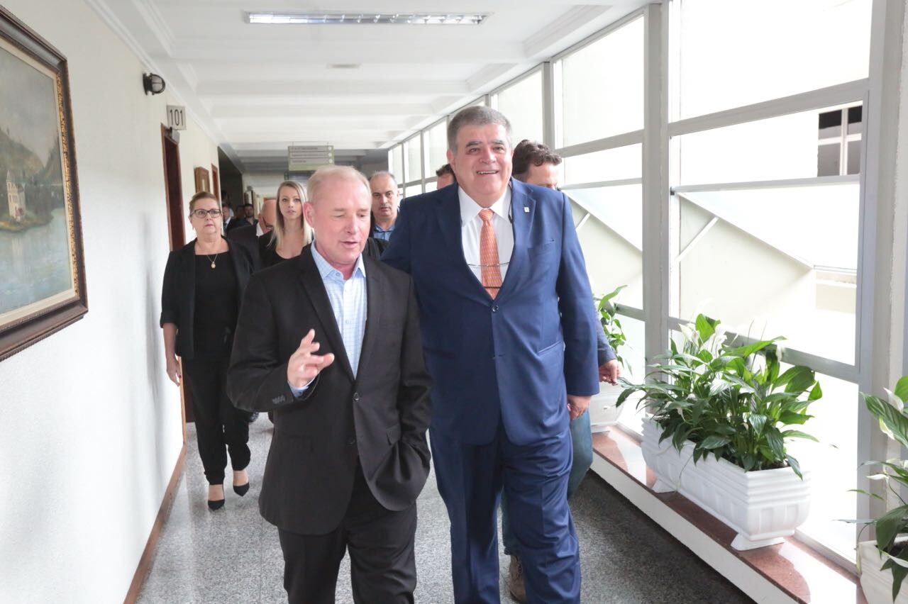 Presidente Aldo Schneider com o ministro. FOTO: Guto Kuerten