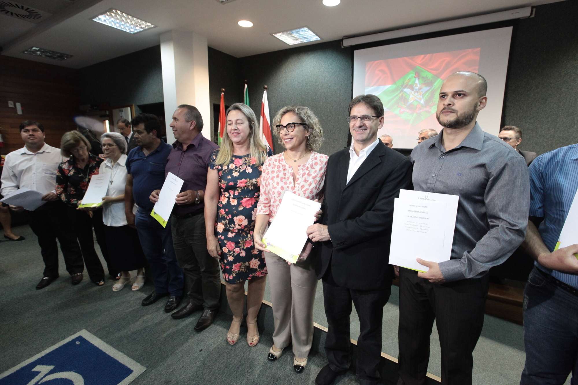 Deputada Ana Paula e deputado Neodi Saretta na entrega dos recursos aos hospitais