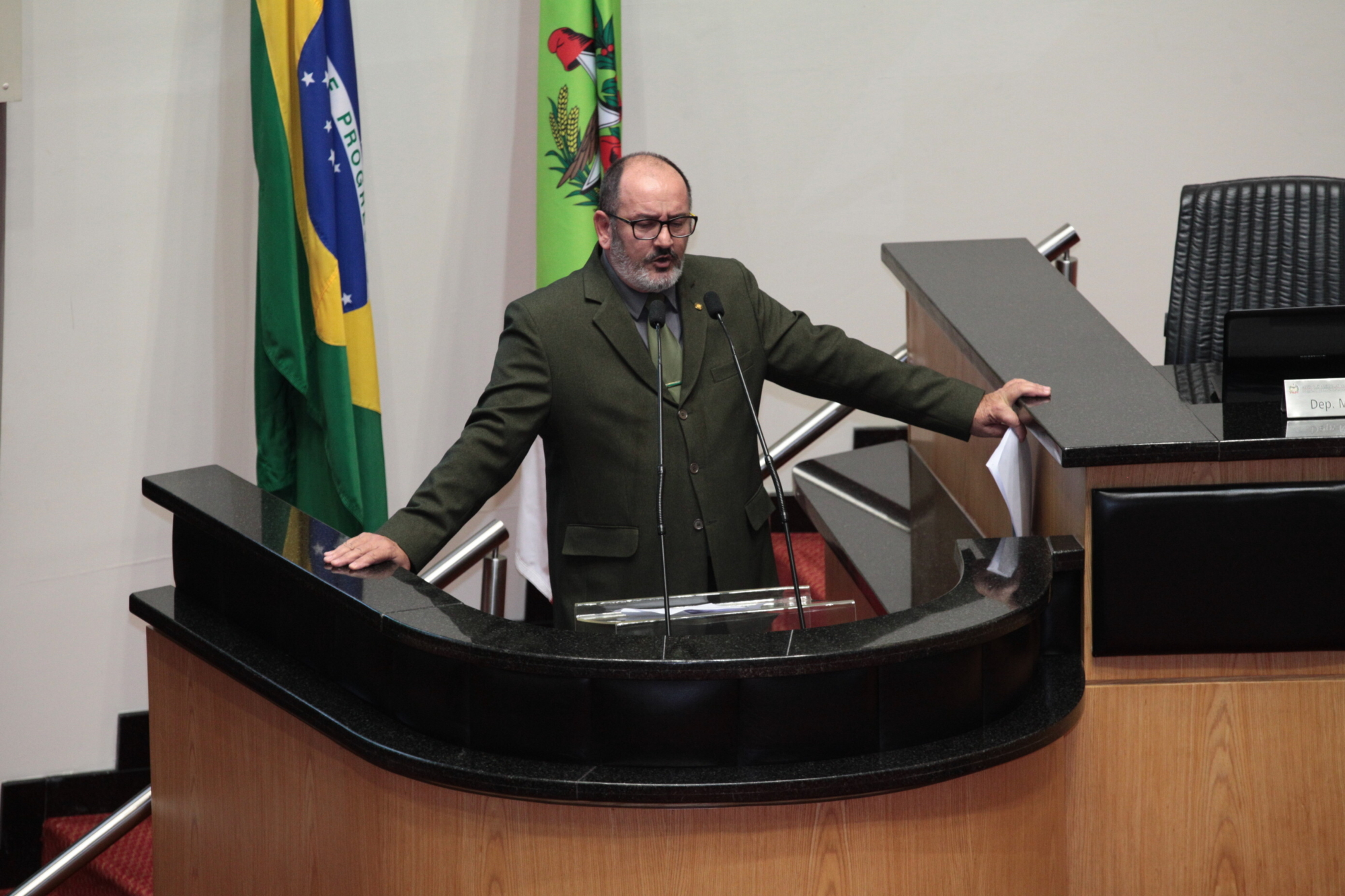 Descumprimento de lei e ICMS da microgeração marcam sessão
