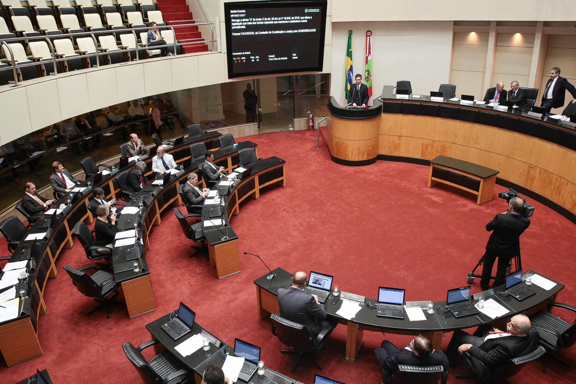 Bancada Feminina protocola representação contra Salum na Comissão de Ética