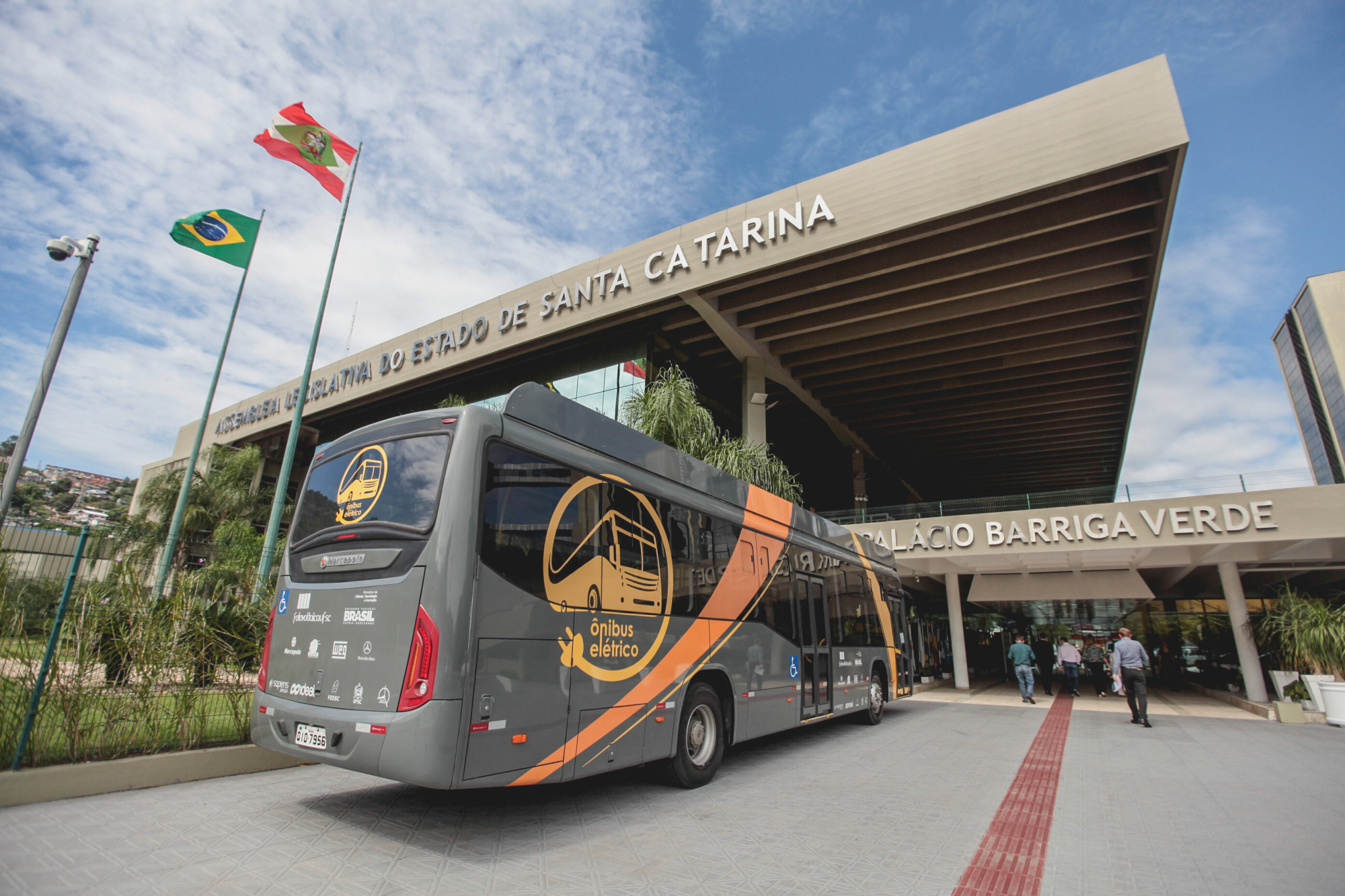 Deputados conhecem ônibus elétrico desenvolvido pela UFSC