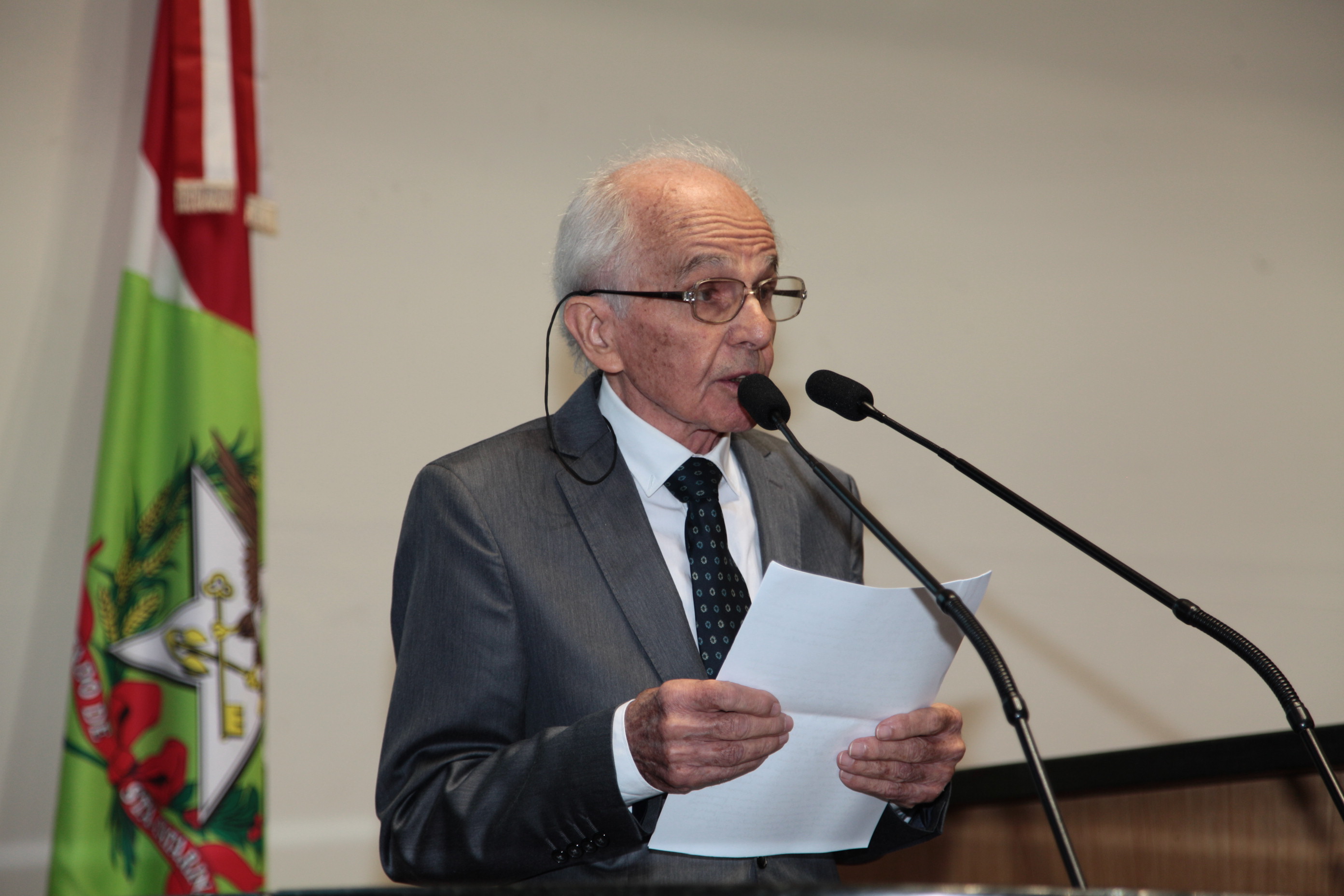 Professpr Celestino Sachet, autor do livro 