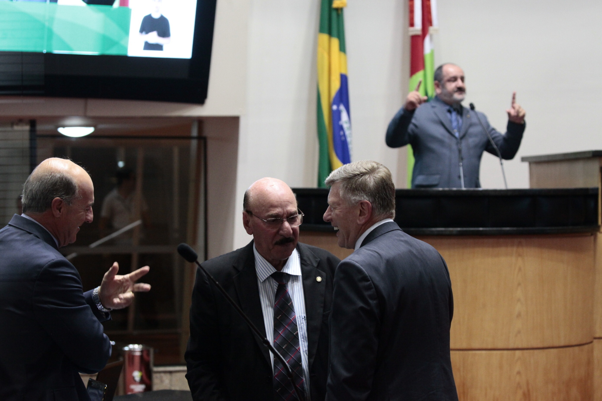 Deputado critica contratos para a guarda de veículos apreendidos