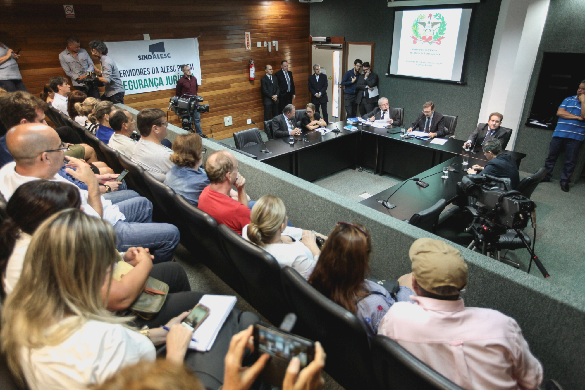PL que altera carreira dos servidores da Alesc está pronto para ir a plenário