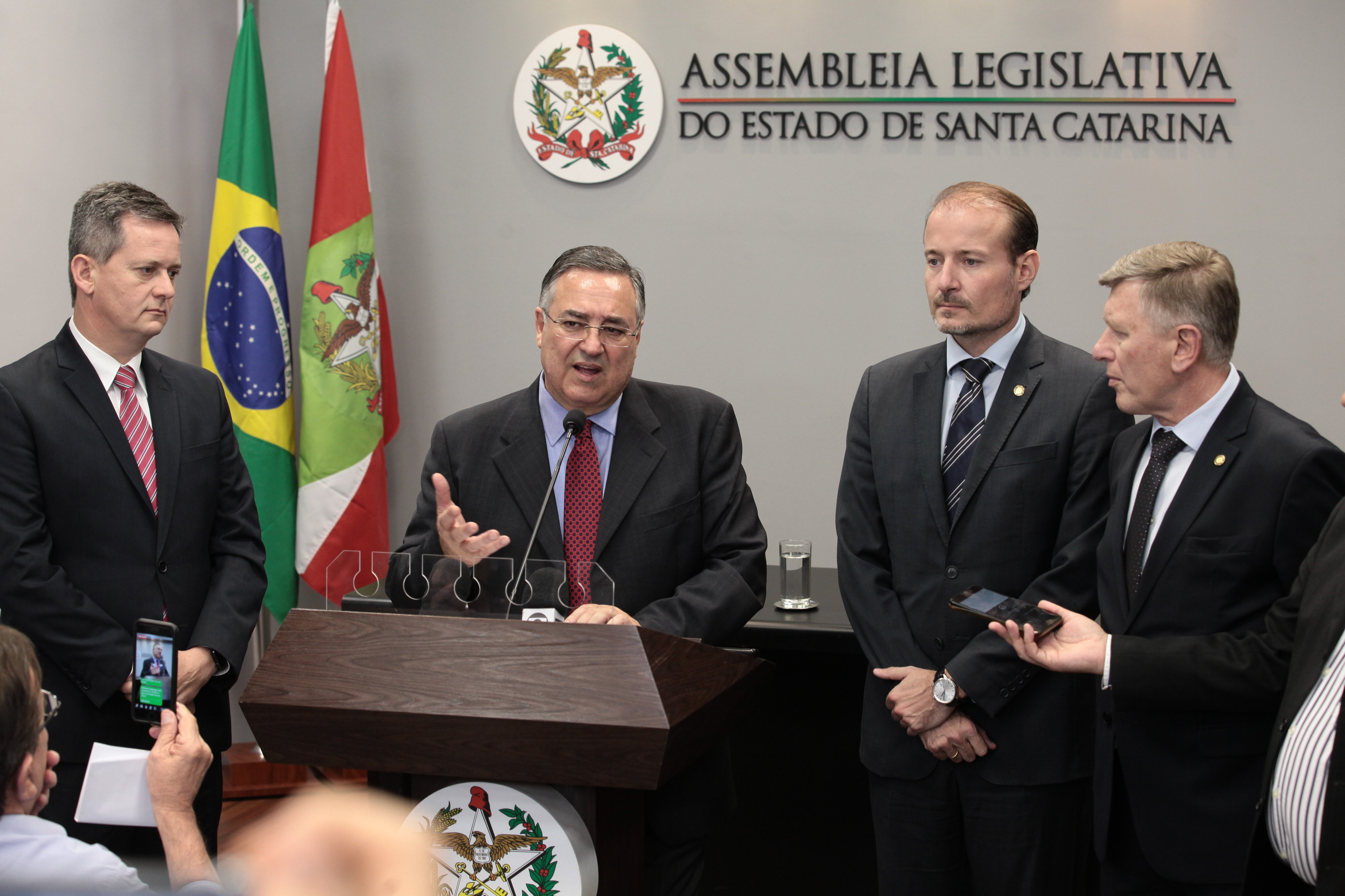 Após Carta de Renúncia, Colombo Responde Jornalistas na Sala de Imprensa da Alesc.