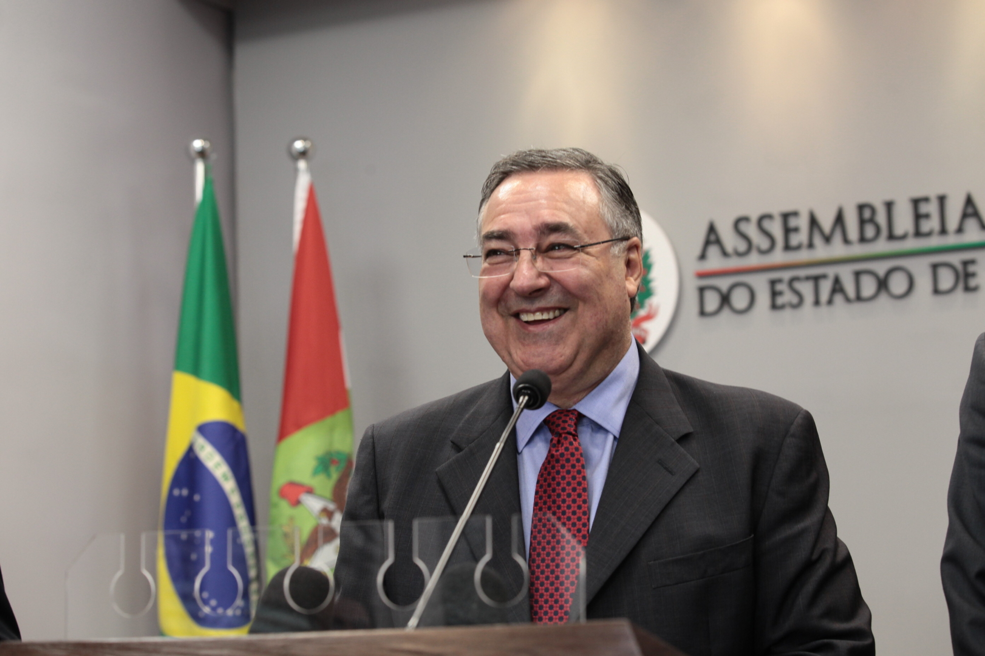 Raimundo Colombo entrega carta de renúncia ao mandato
