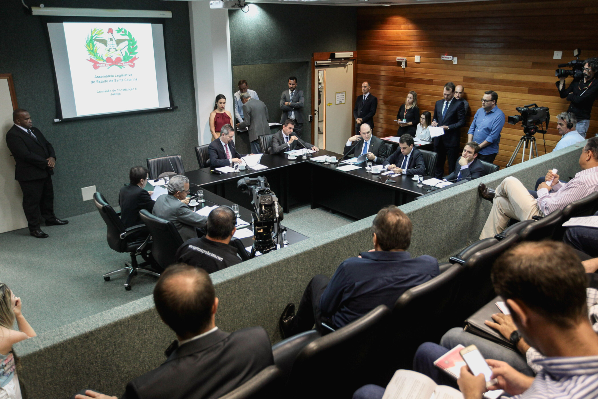 Avança projeto que eleva idade máxima para aposentadoria de oficiais na PM