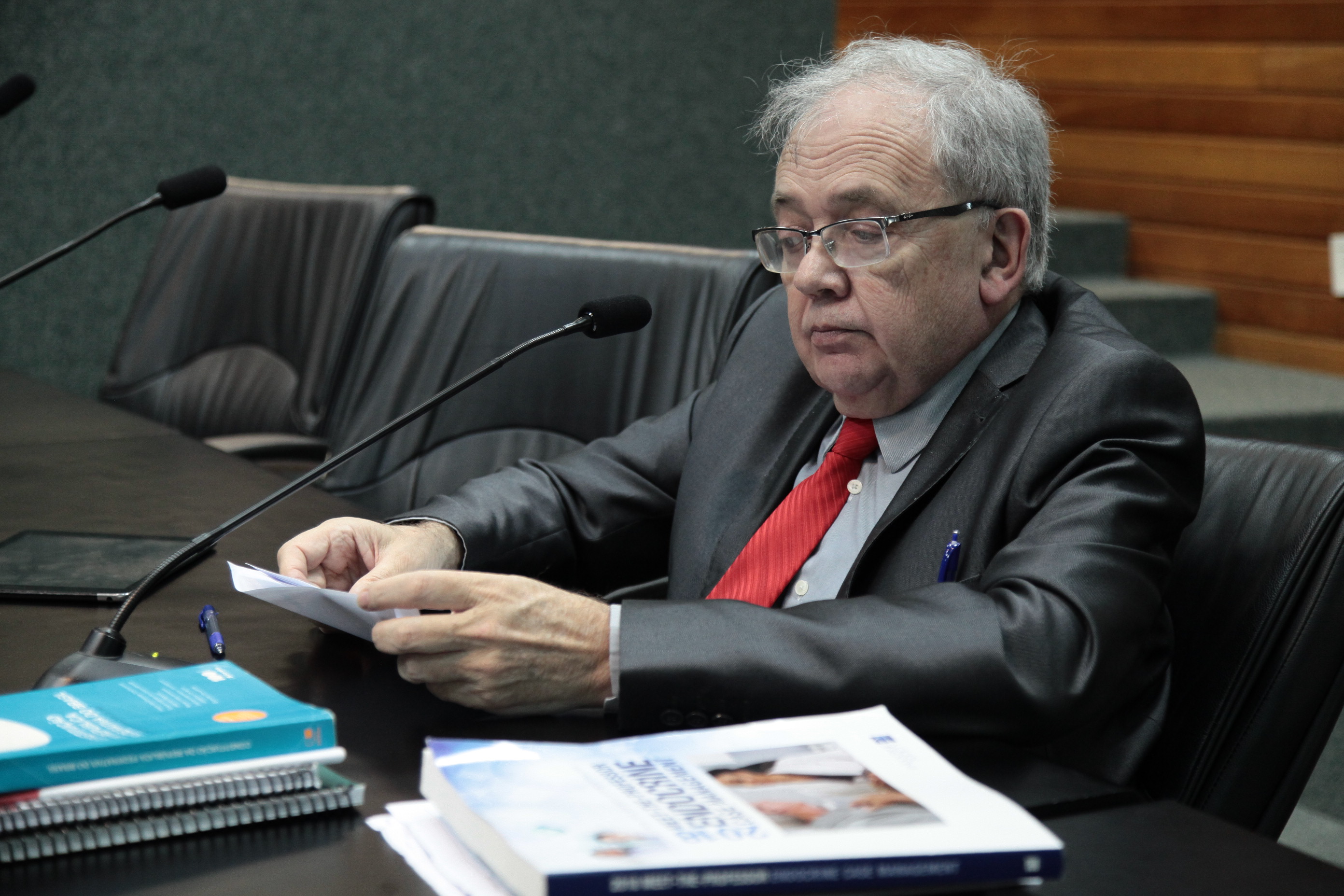 Comissão de Economia, Ciência e Tecnologia.