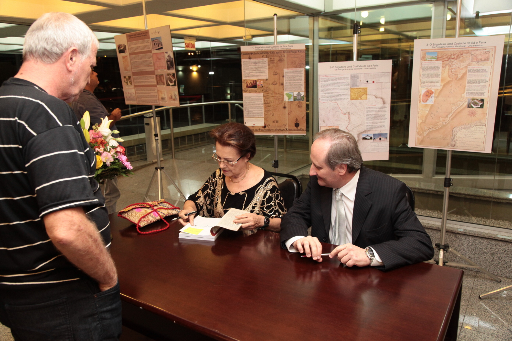 A professora Sara Regina dos Reis e o engenheiro Francisco Castiglione, autores do livro sobre Sá e Faria, lançado nesta quarta (11) na Alesc