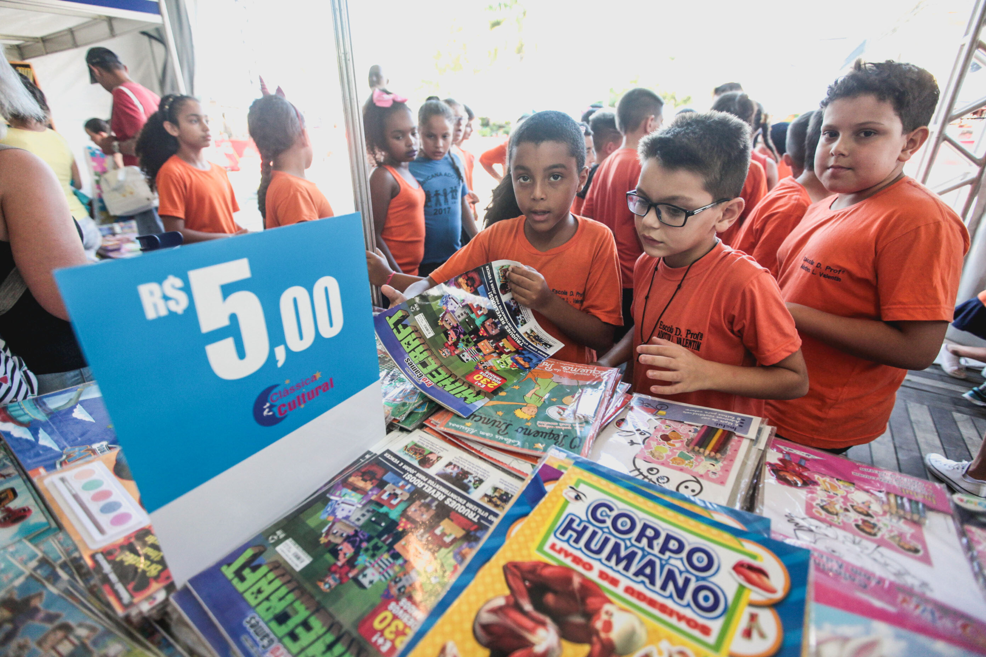 Preços promocionais atraem adultos e crianças à Feira do Livro na Capital