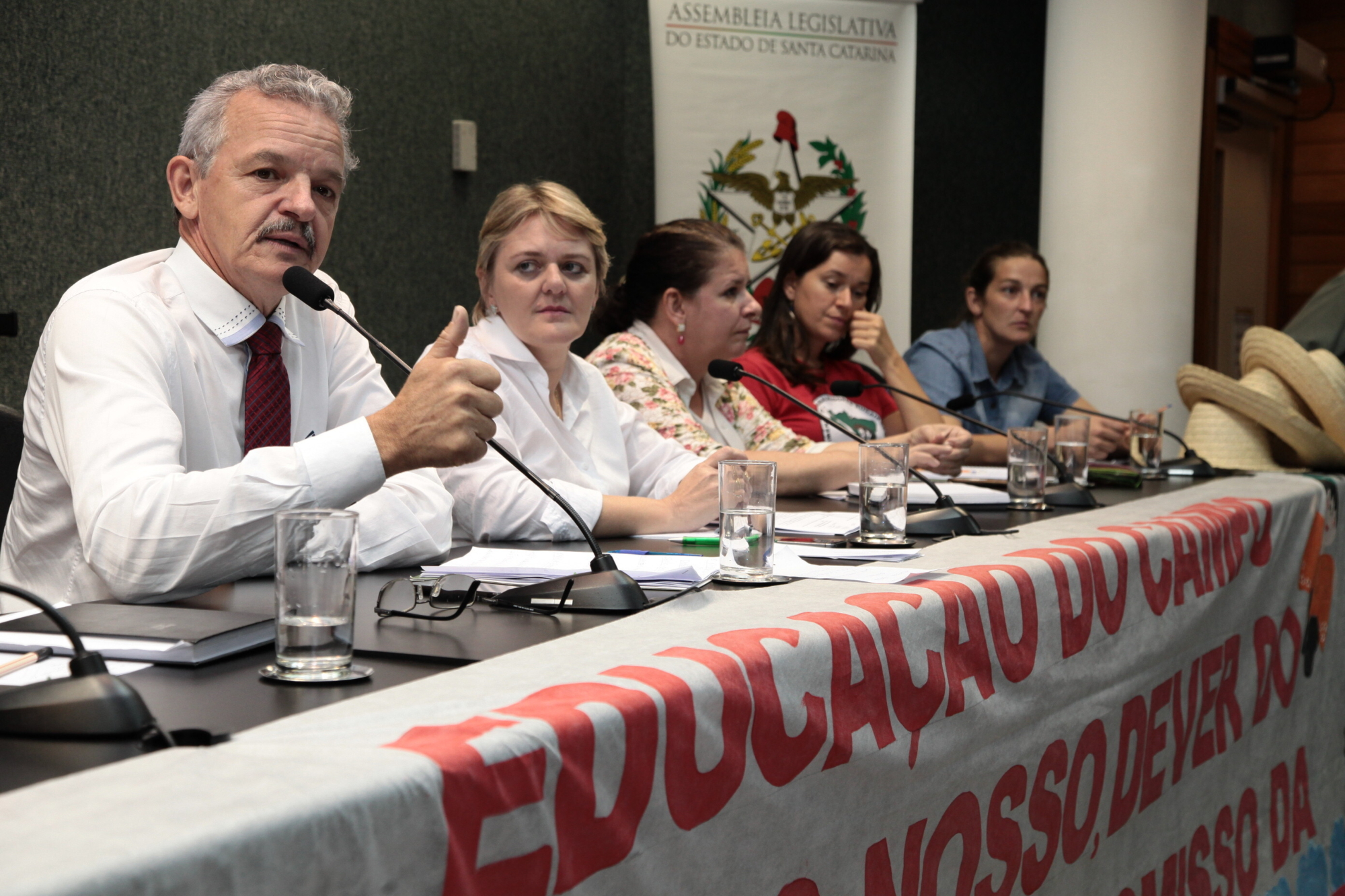 Deputados Dirceu Dresch e Luciane Carminatti na mesa dos trabalhos da audiência