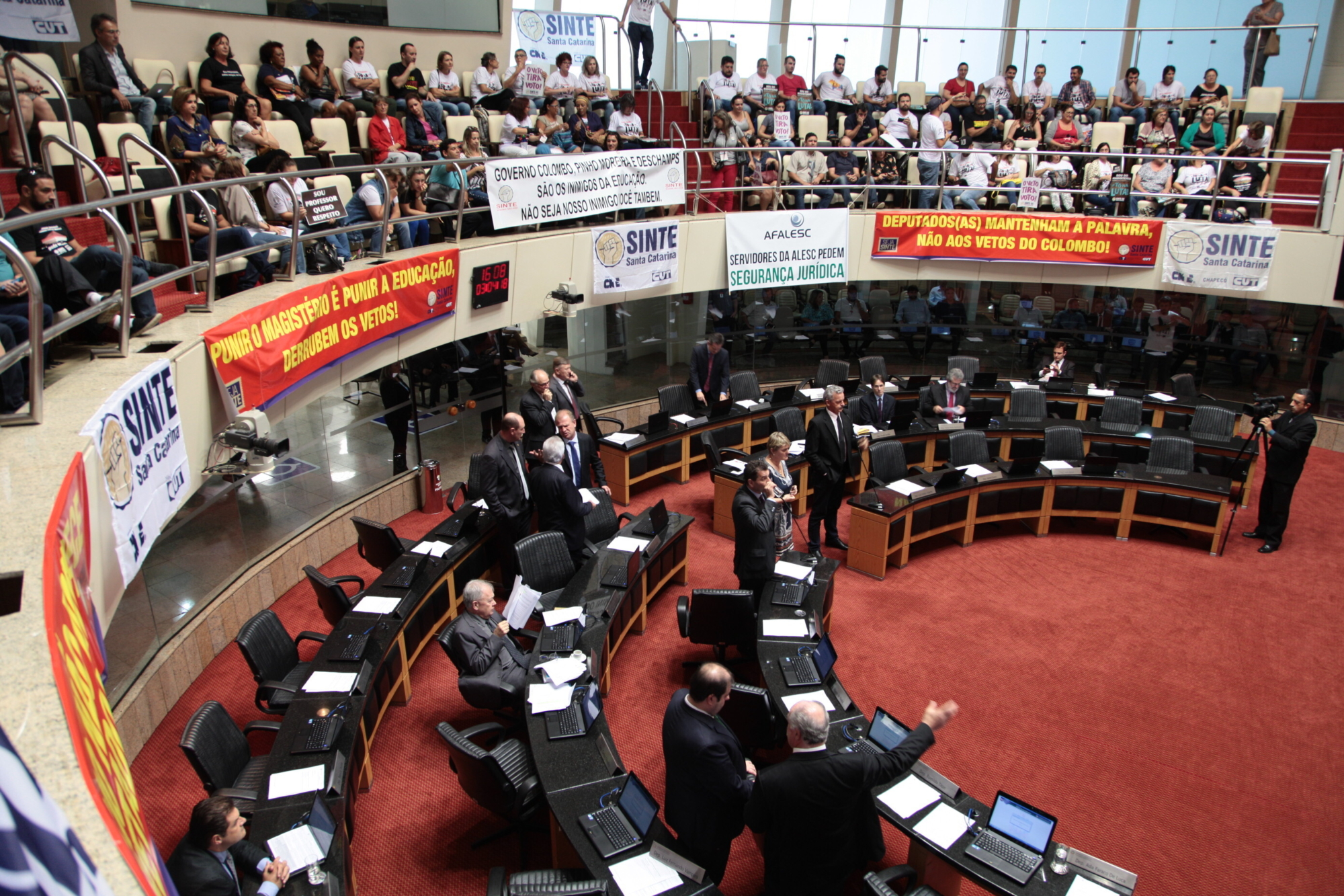 Derrubado veto a abono de faltas do magistério
