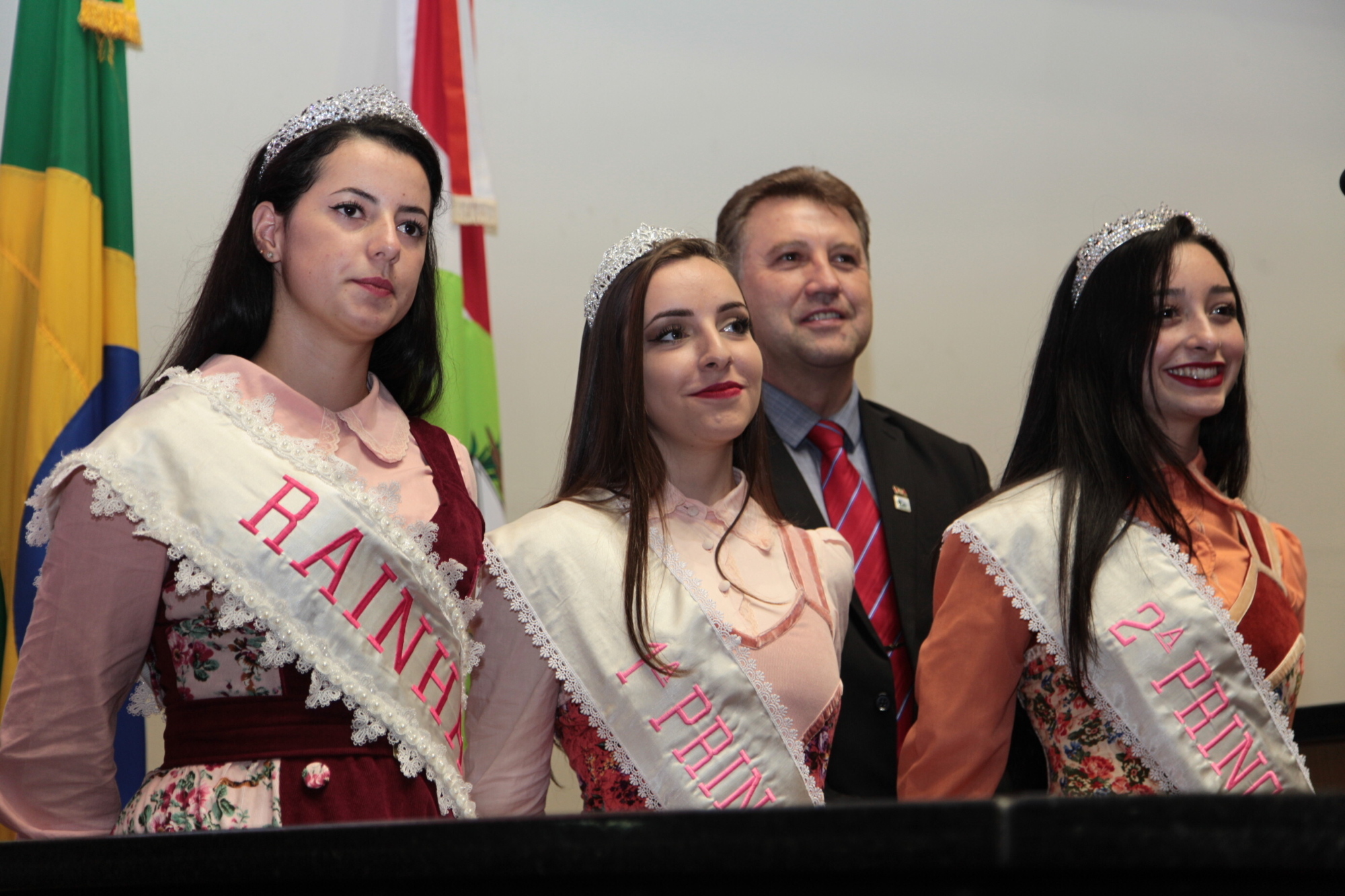 Prefeito, rainha e princesas anunciam a 1ª Expo Abdon Batista