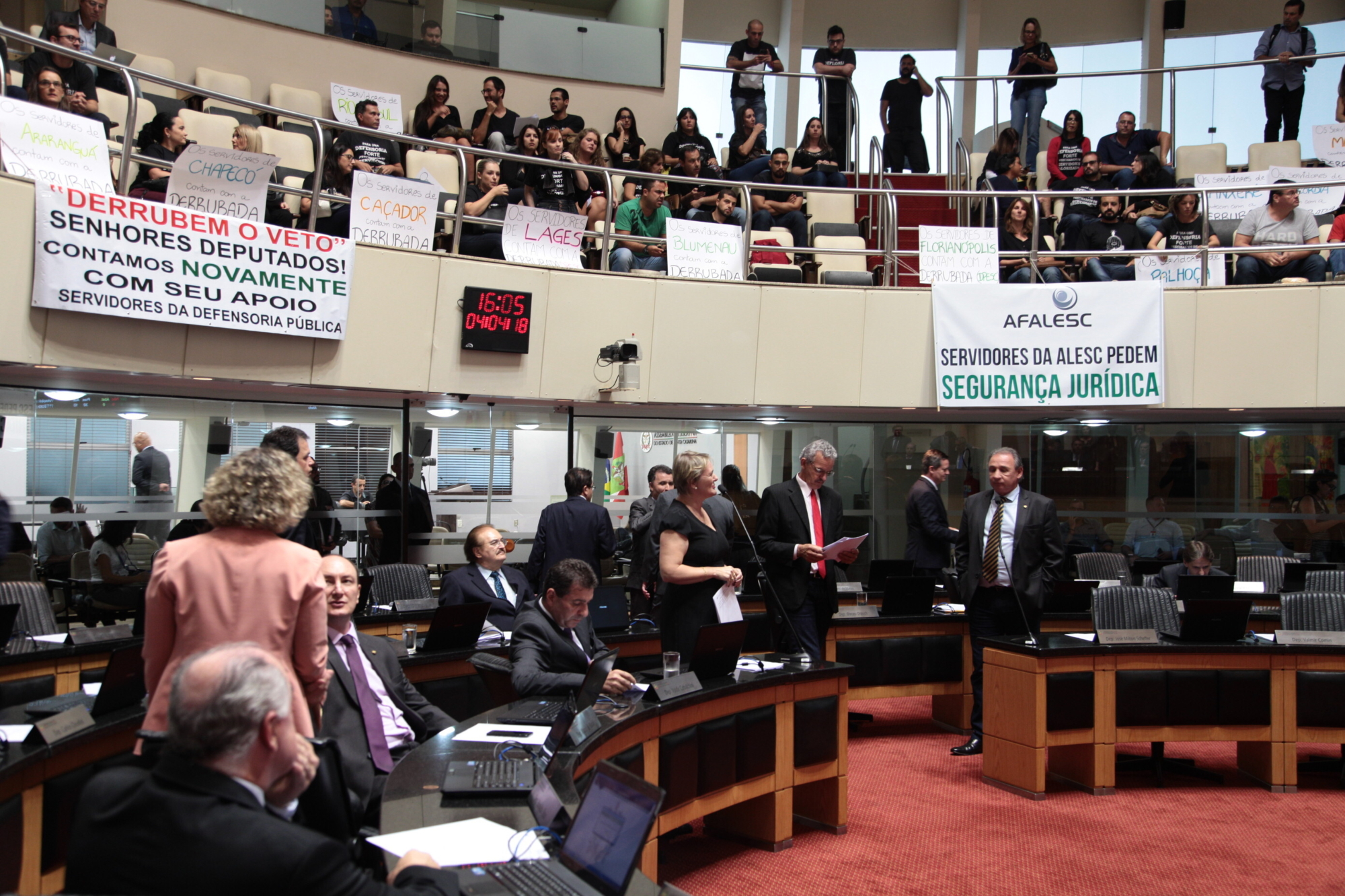 Deputados derrubam veto a PL sobre alimentos orgânicos na merenda