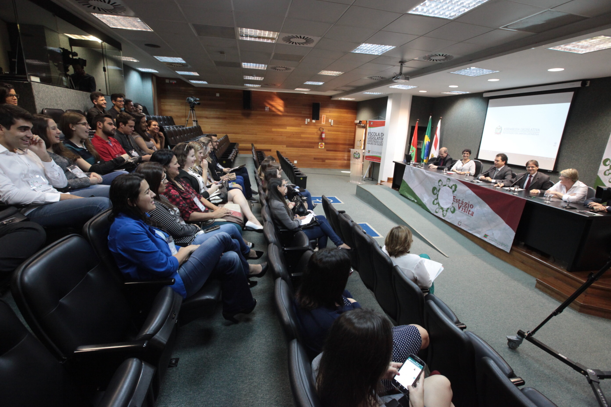 Estudantes do Programa Estágio-Visita trocam ideias e questionam deputados