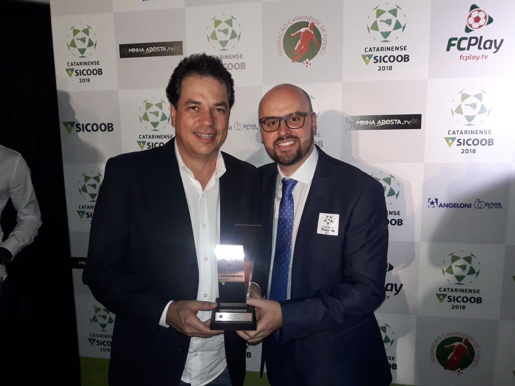 Deputado Rodrigo Minotto é homenageado pela FCF e Associação de Clubes