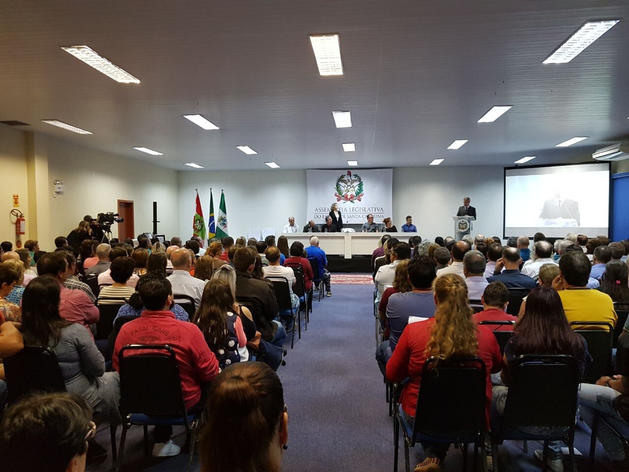 Parlamento homenageia entidades e lideranças comunitárias de Chapecó
