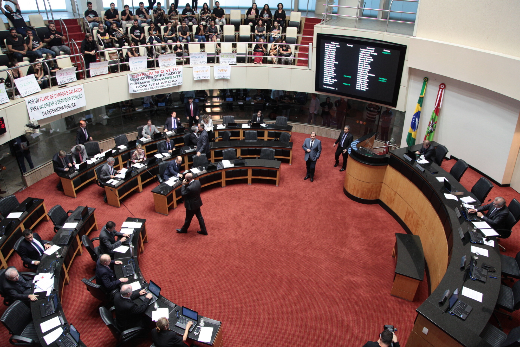 Reversão de cidadania catarinense e prisão de Lula geram debates na Assembleia