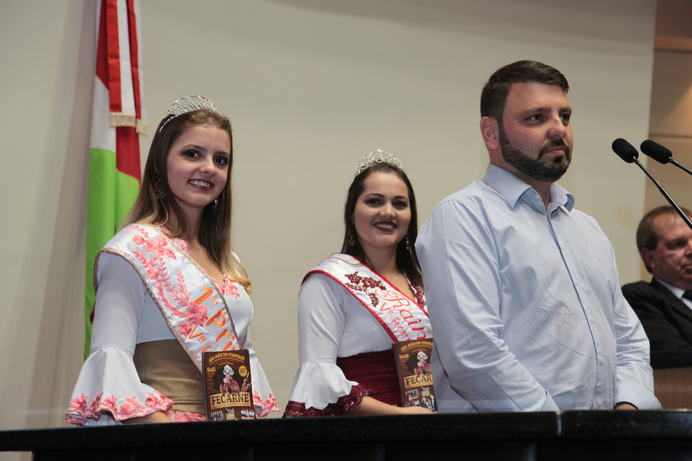 Sessão Plenária - Prefeito de São João do Itaperiú e soberanas da FENACARNE