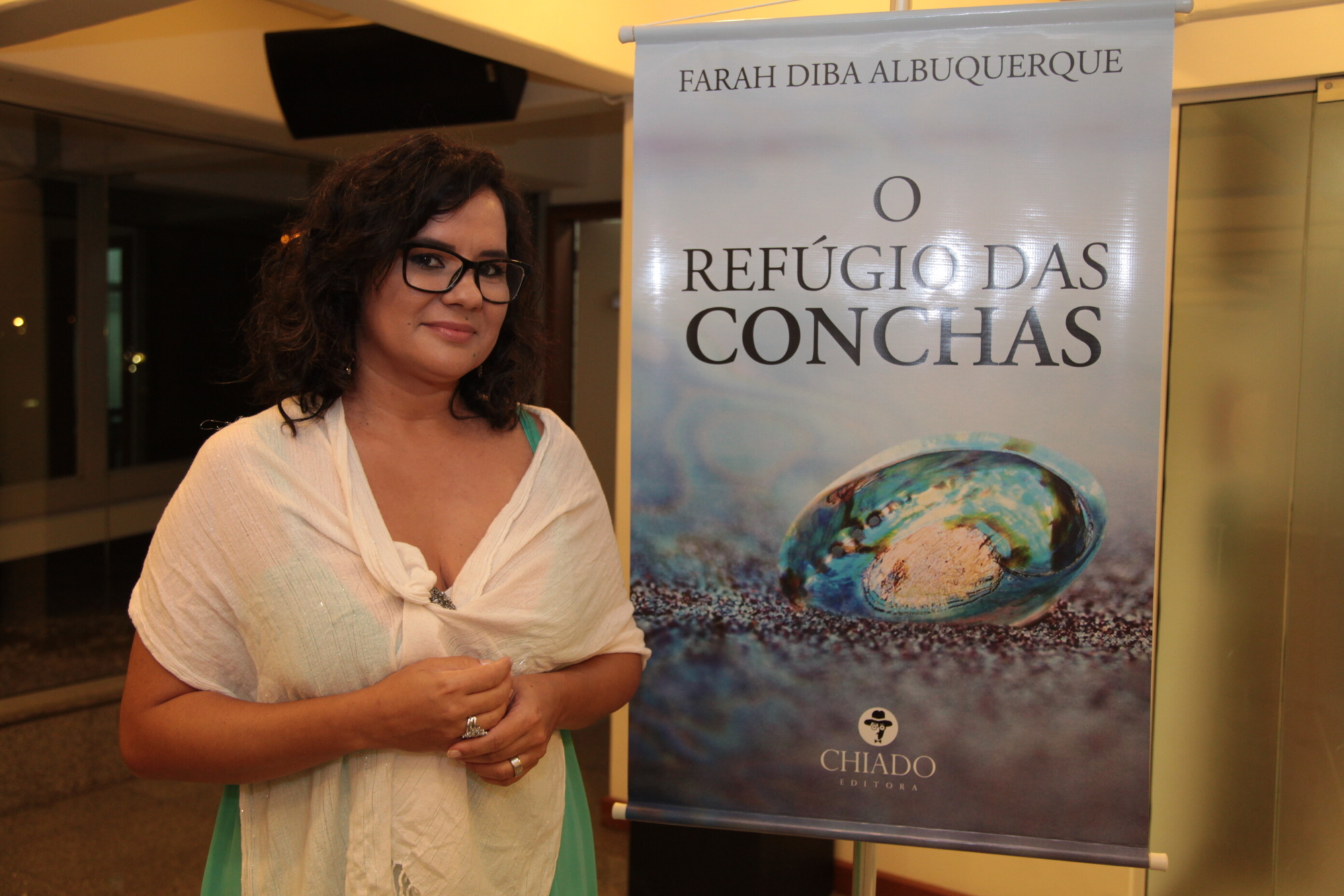 Livro de Farah Diba aborda os desafios pessoais das mulheres