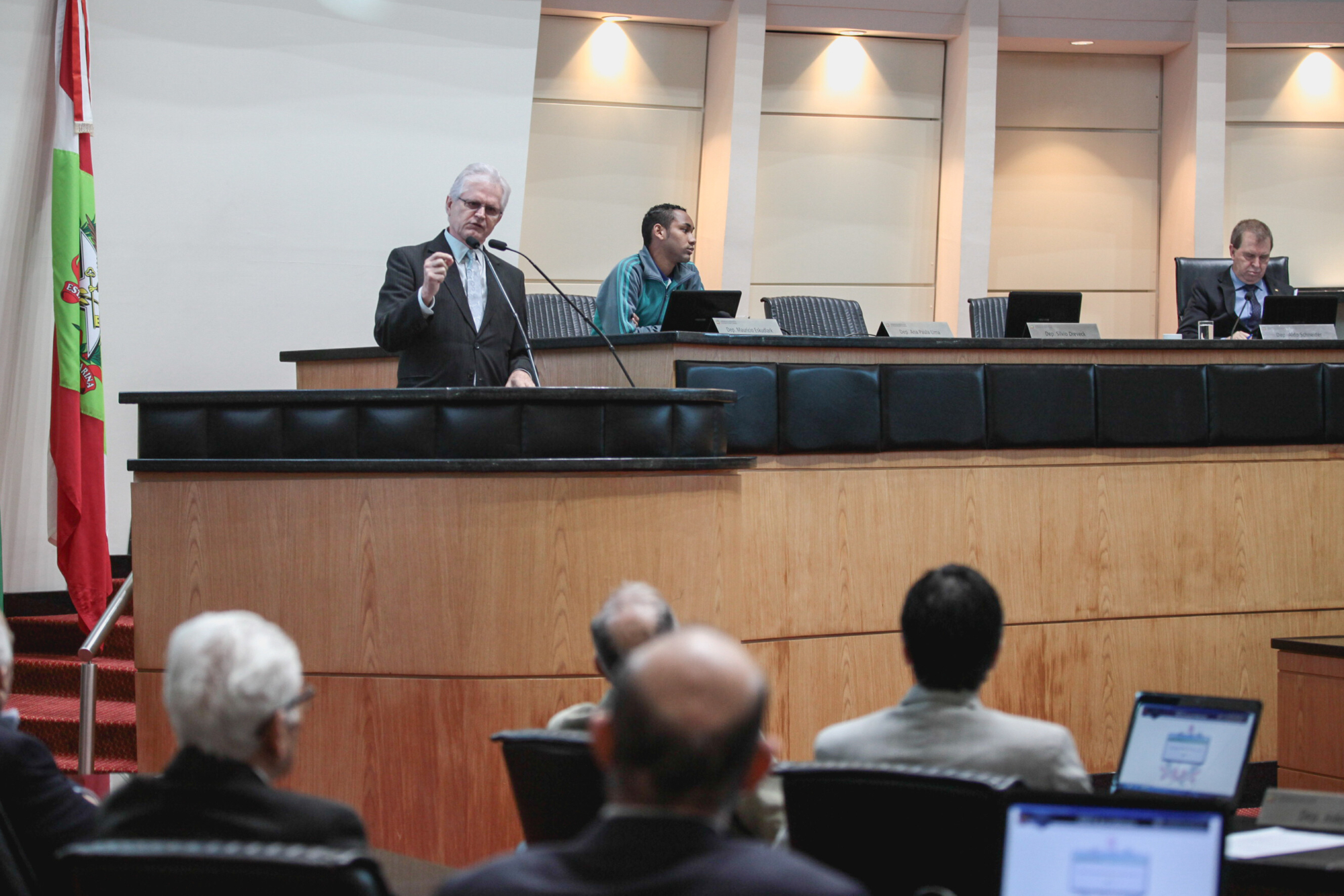 Deputados cobram solução para crise provocada pela greve dos caminhoneiros