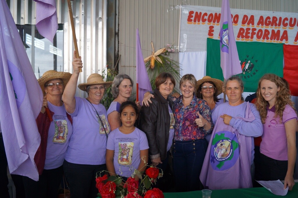 Luciane homenageia Movimento de Mulheres Camponesas pelos 35 anos