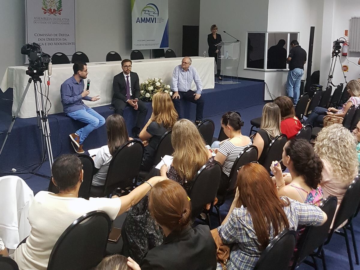 Evento em Blumenau dá início a ciclo de debates sobre adoção no estado