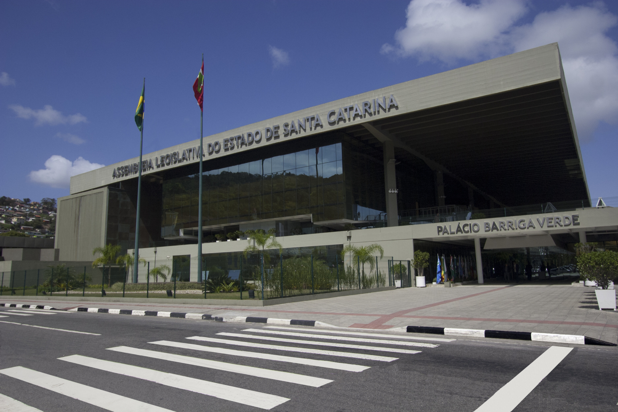 Assembleia mantém atividades legislativas e atendimento ao público