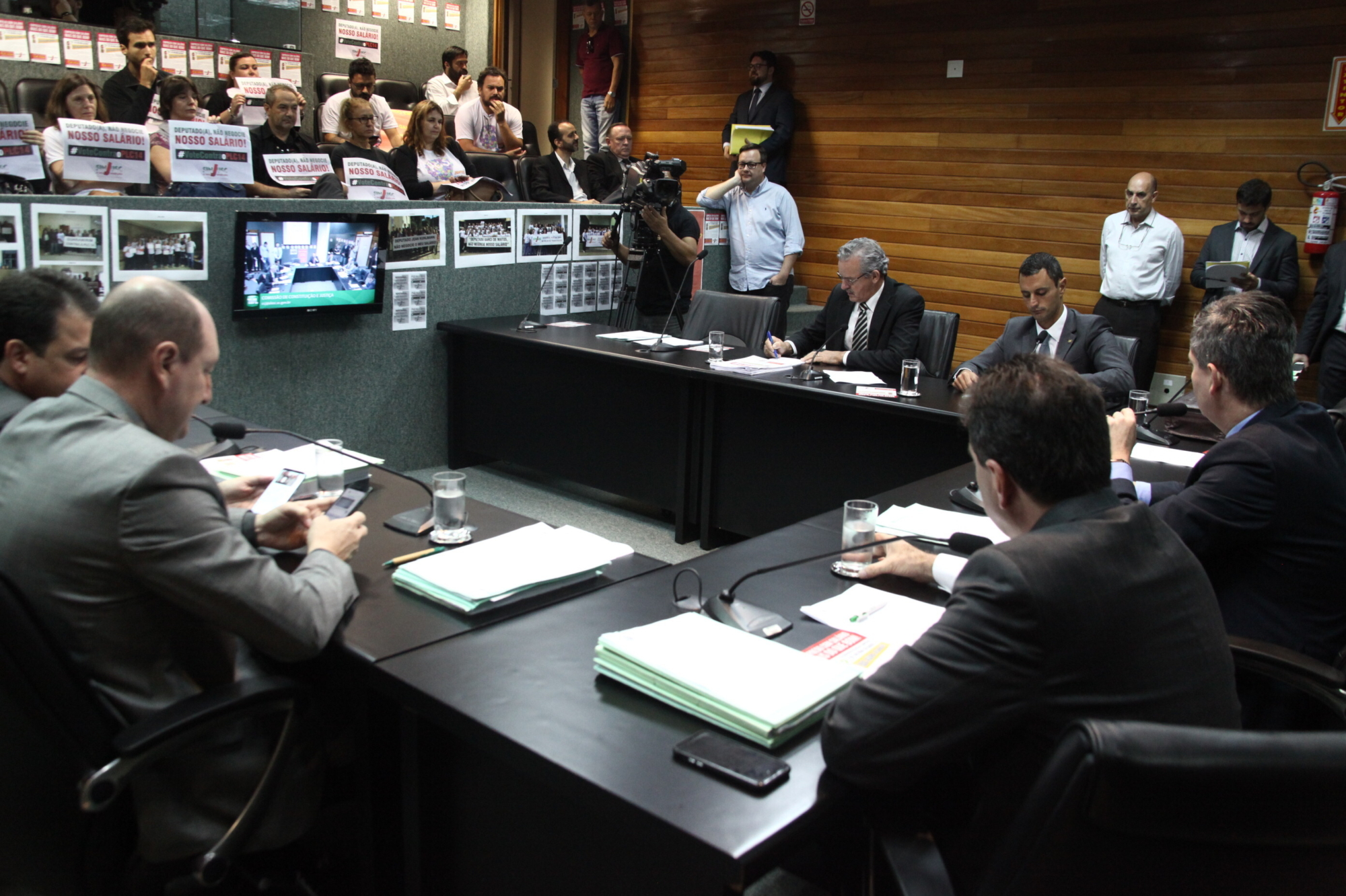 CCJ aprova restituição de mandatos de políticos cassados entre 1964 e 1969