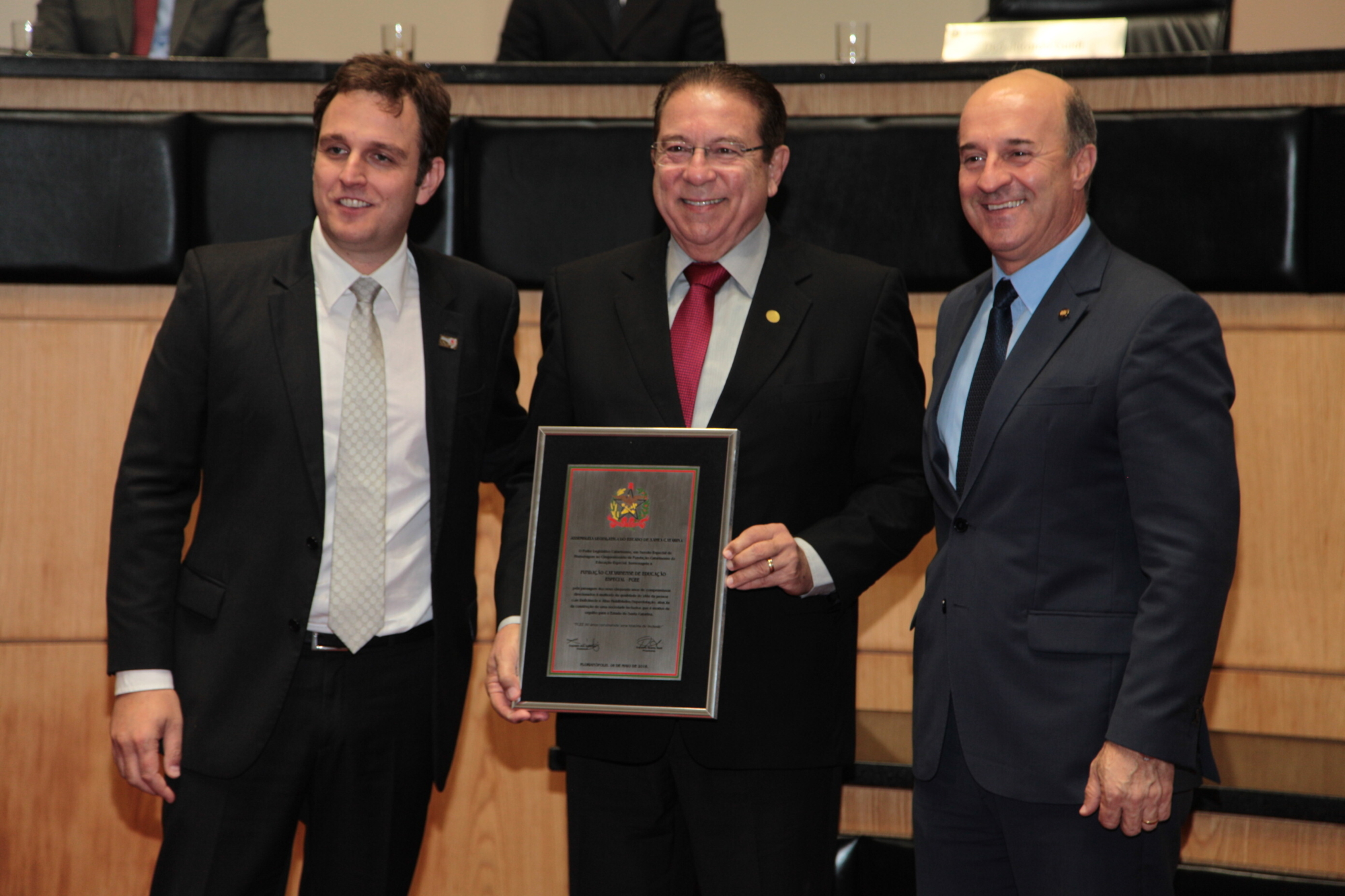 Parlamento promove sessão especial em homenagem aos 50 anos da FCEE