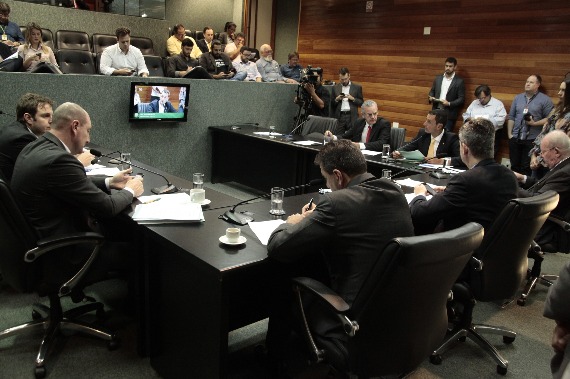 CCJ aprova regulamentação da profissão de tradutor e intérprete de Libras