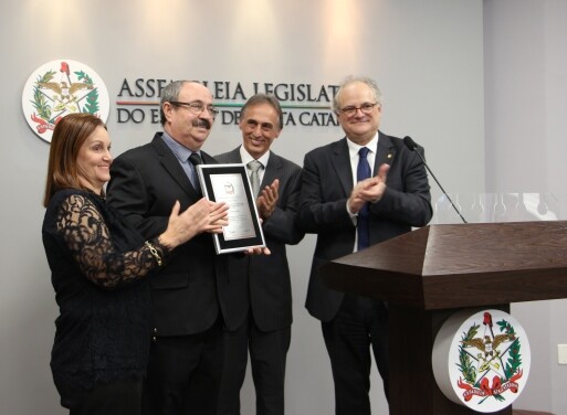 Alesc presta homenagem a escritor da Academia Brasileira de Letras