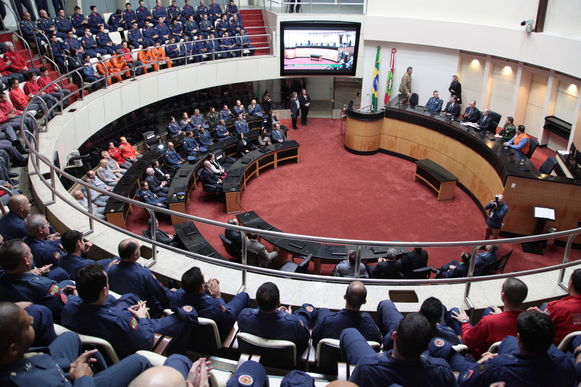 Sessão especial reuniu bombeiros de todo o estado no plenário da Assembleia Legislativa, nesta segunda (25)