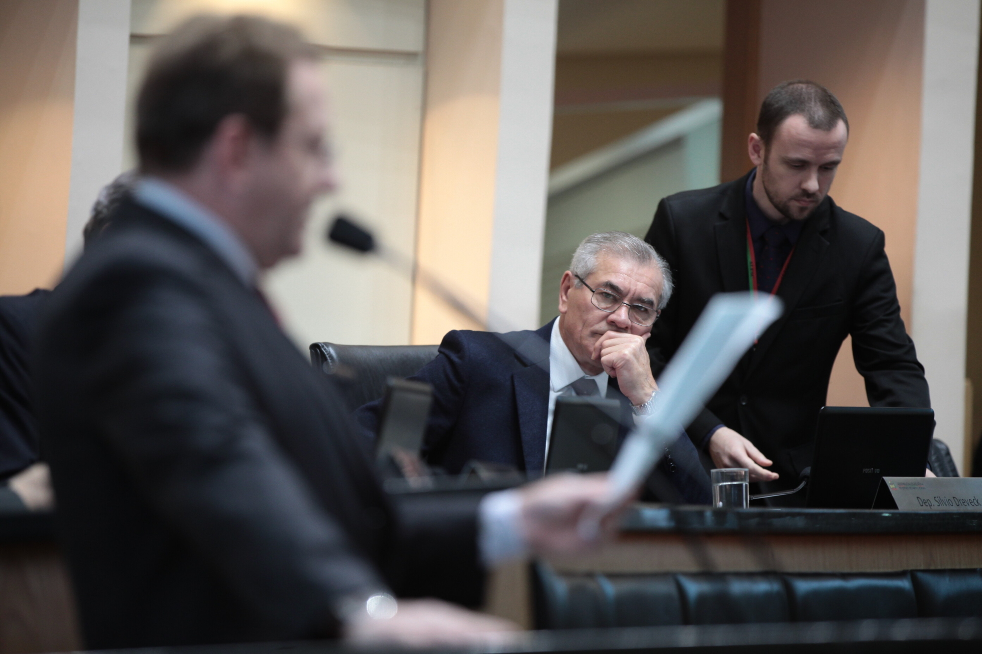 Deputados propõem que Executivo tome a frente da reação contra os cortes