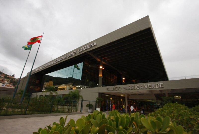NOTA: Assembleia revoga aditivo de contrato de serviço terceirizado