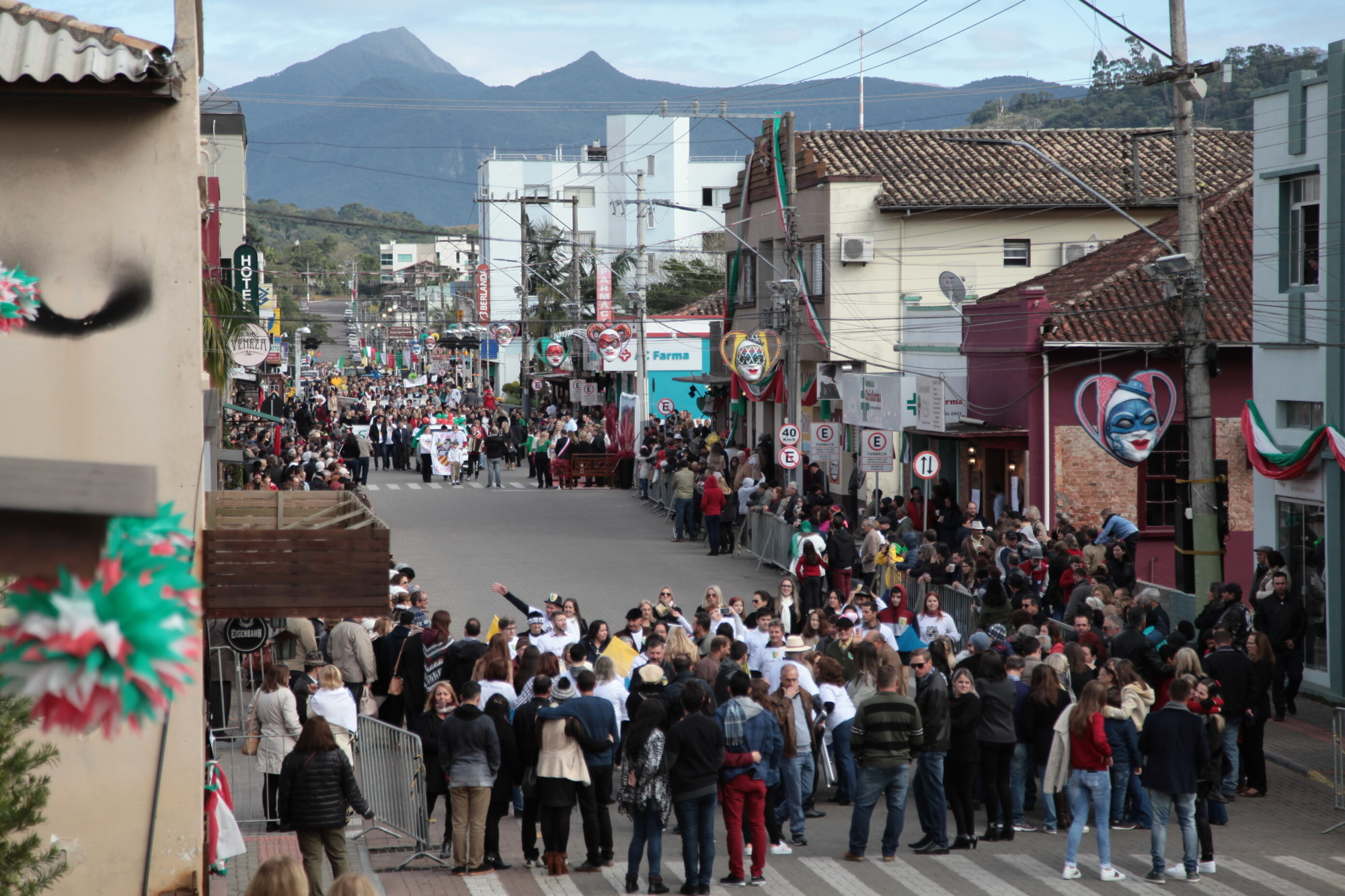 Turistas e moradores do município acompanham o desfile das famílias.
