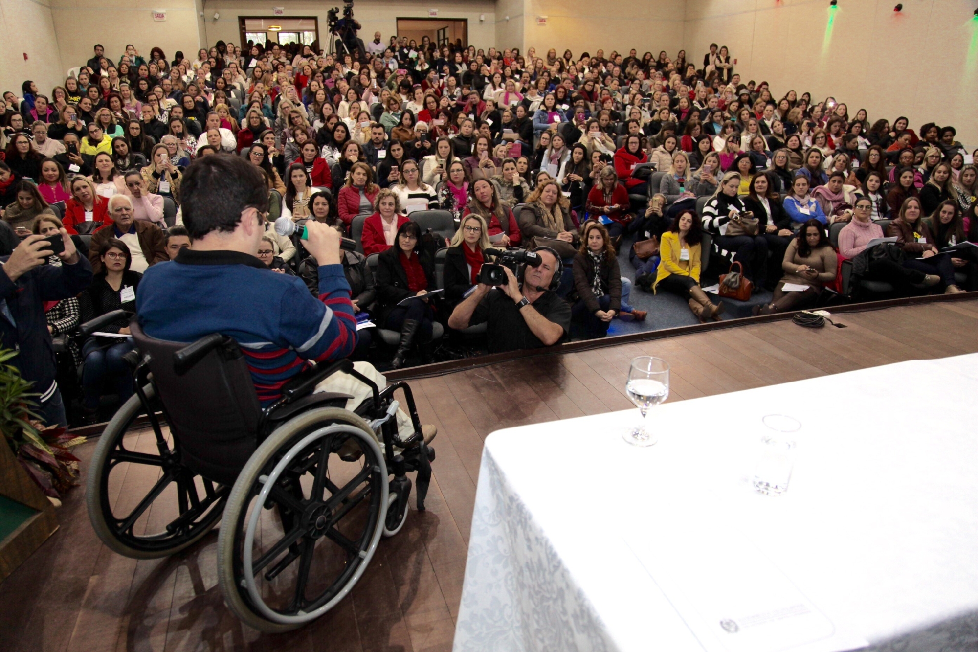 Evento no auditório da Unesc reuniu cerca de 500 pessoas nesta segunda-feira (25), em Criciúma