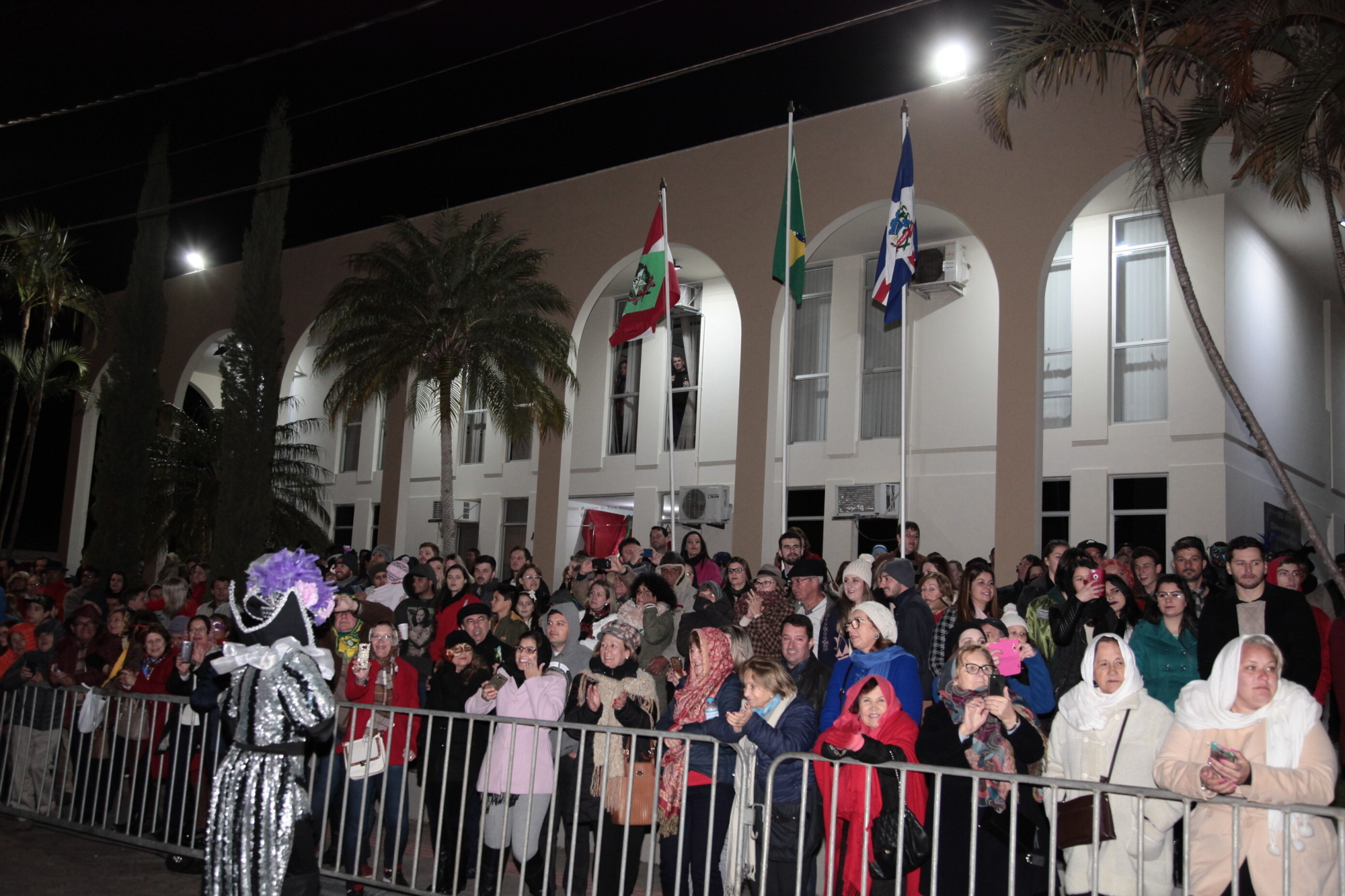 Plateia enfrenta o frio de 5 graus para acompanhar os desfiles do Carnevale Di Venezia