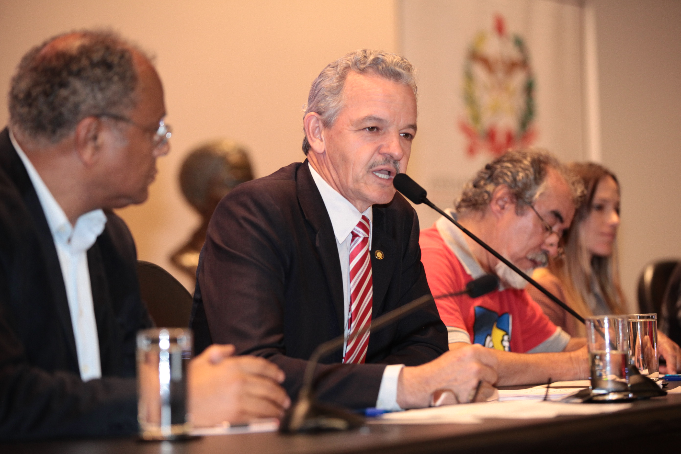 Comissão de Direitos Humanos Promove Audiência Pública Sobre Ocupações Urbanas em Florianópolis.