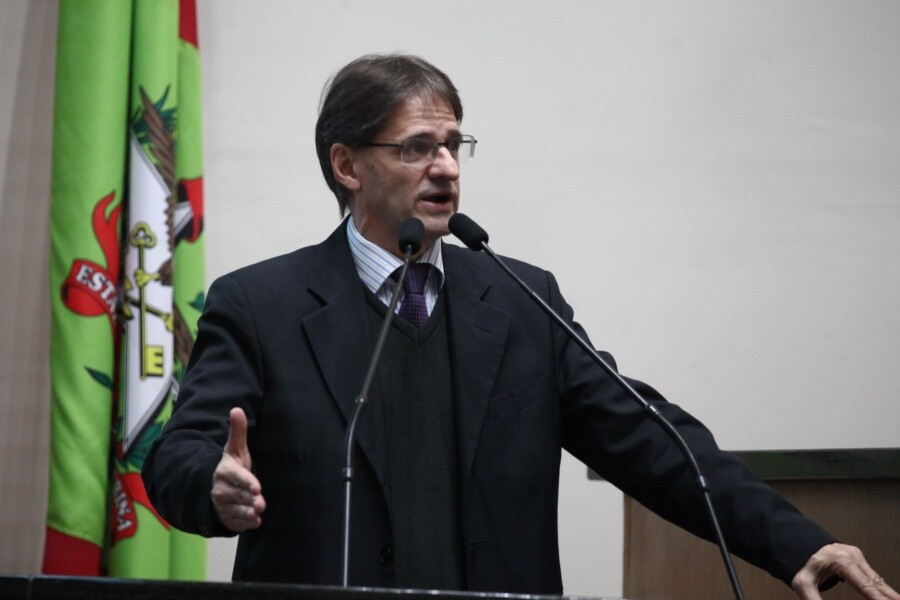 Deputado Saretta é contra o corte de bolsas dos estudantes