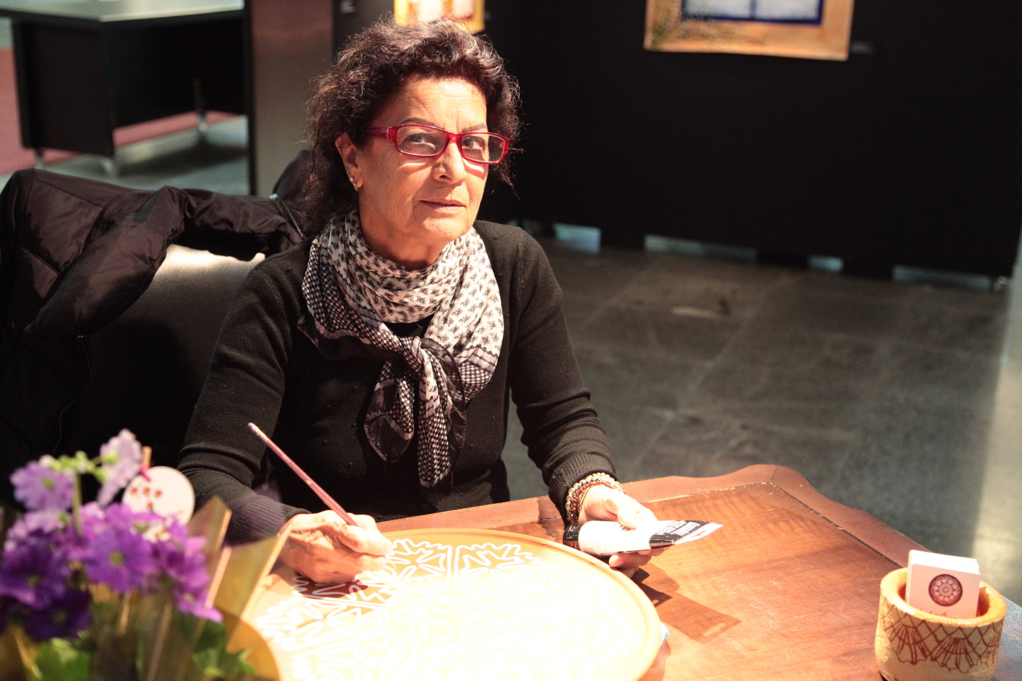 Renda de bilro reproduzida em cerâmica é retratada em exposição na Alesc
